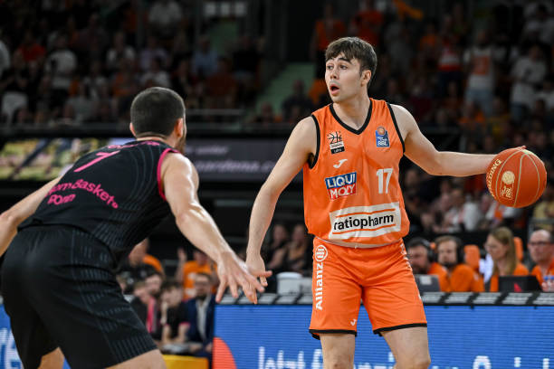 他在门前处 他在门前处